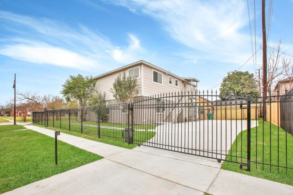 Gated Home and Parking I Sleeps up to 24 I Perfect for large groups House in Houston