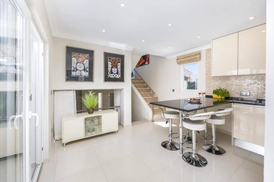 Kitchen or kitchenette, Seating area, Dining area, minibar, pet friendly, stove