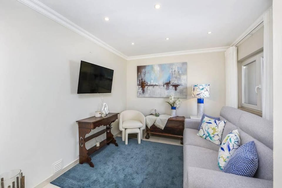 TV and multimedia, Living room, Photo of the whole room, Seating area, hair dresser