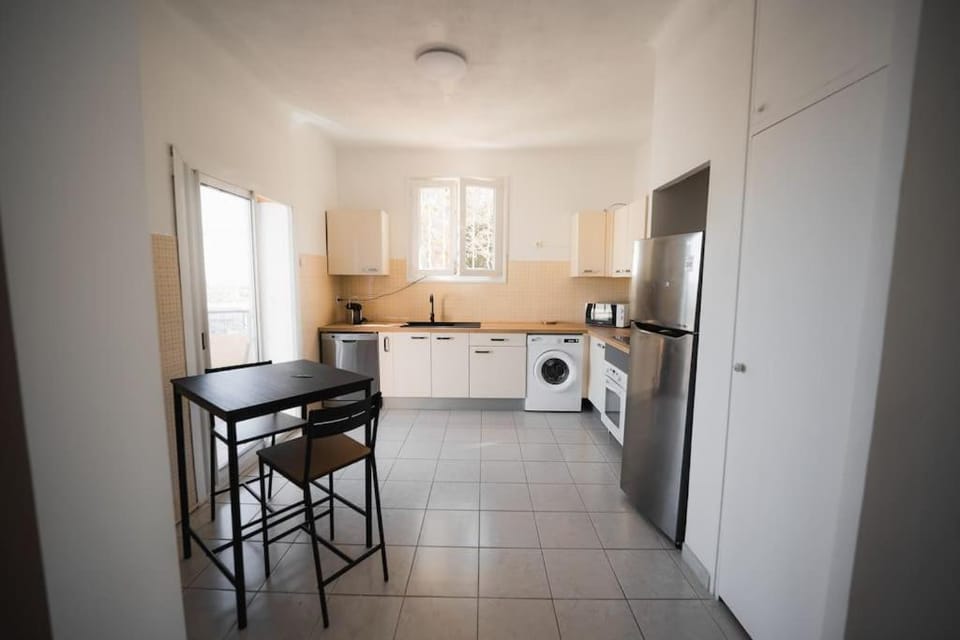 Kitchen or kitchenette, dishwasher, oven, toaster