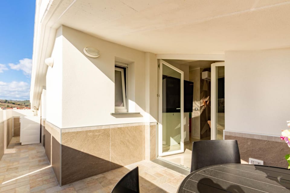 View (from property/room), Balcony/Terrace, Living room