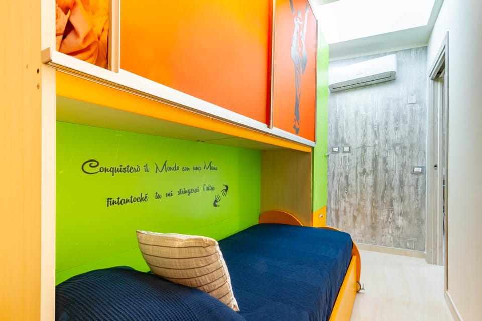 Bed, Photo of the whole room, air conditioner