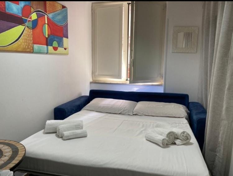 Bed, towels