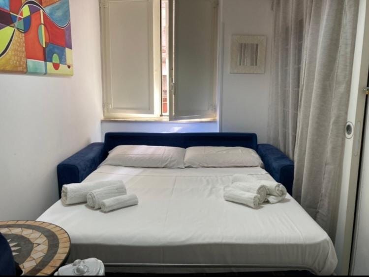 Bed, Bedroom, towels
