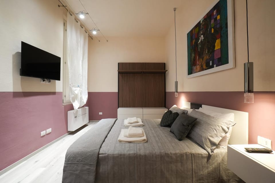 Bed, TV and multimedia, Photo of the whole room, Bedroom, towels, wardrobe, air conditioner