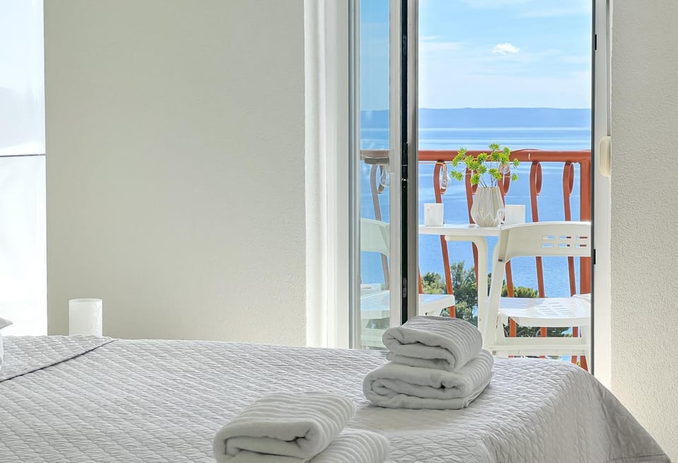 Bed, Natural landscape, View (from property/room), Balcony/Terrace, Photo of the whole room, Bedroom, Sea view, towels