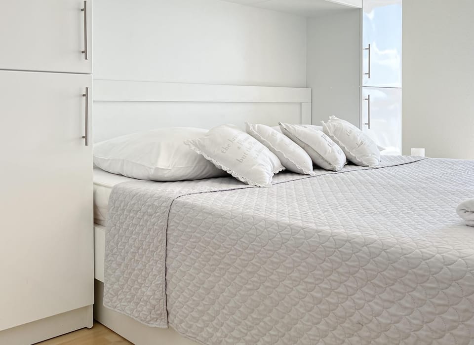 Bed, Photo of the whole room, Bedroom, towels