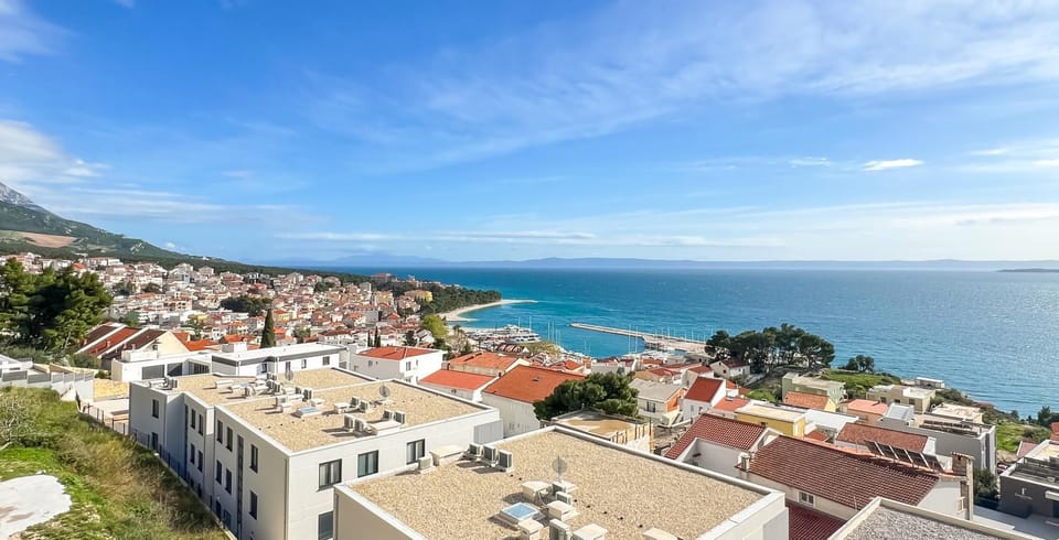 Property building, Nearby landmark, Day, Neighbourhood, Natural landscape, Bird's eye view, Beach, City view, Mountain view, Sea view, Location