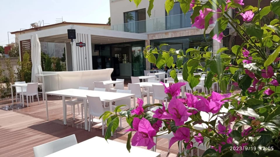 Property building, Restaurant/places to eat, Garden view