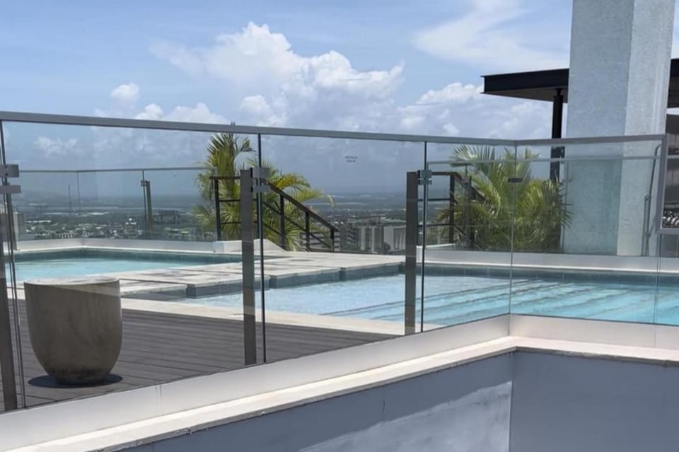 2Bed Apartment - Pool Garden Parking Apartment in Kingston