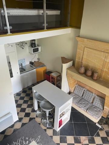 Kitchen or kitchenette, Living room, Dining area, oven