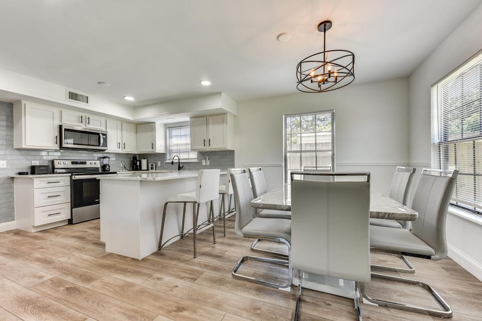 Walk to Trout River Pier: Modern Home w/ Yard House in Jacksonville