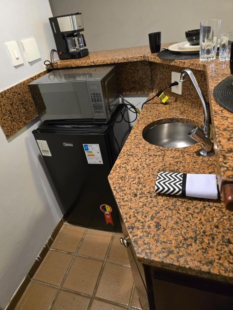 Kitchen or kitchenette, minibar