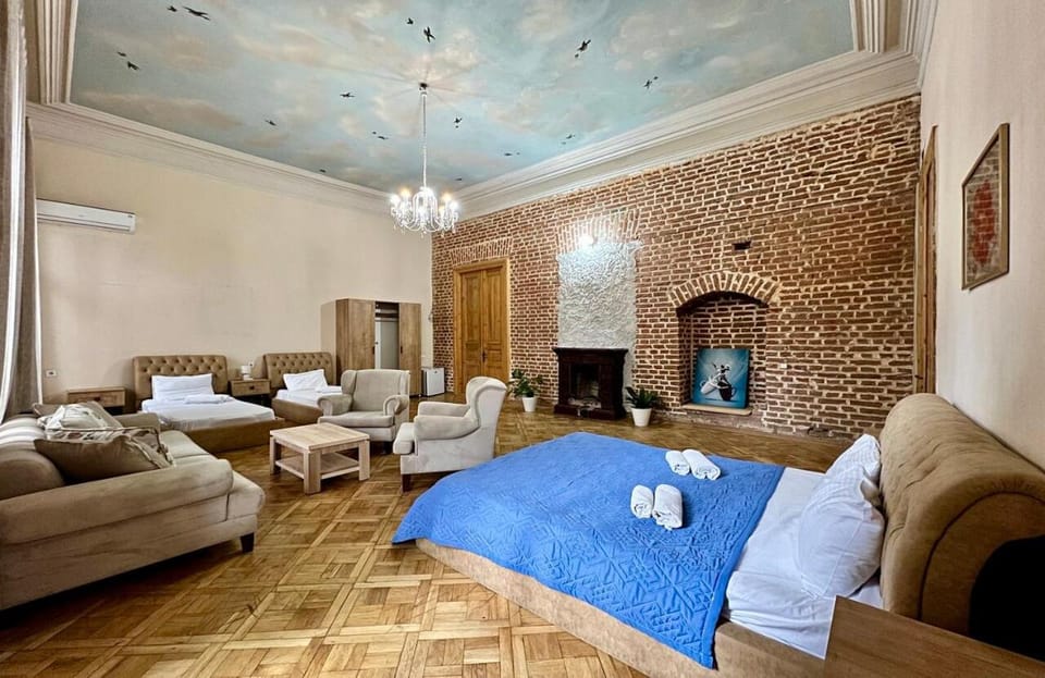 Seating area, Bedroom, towels