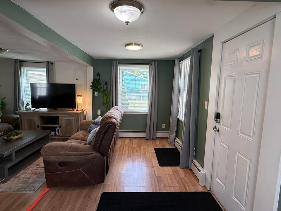 Oakland Beach Cottage - Sleeps up to 4 House in Warwick
