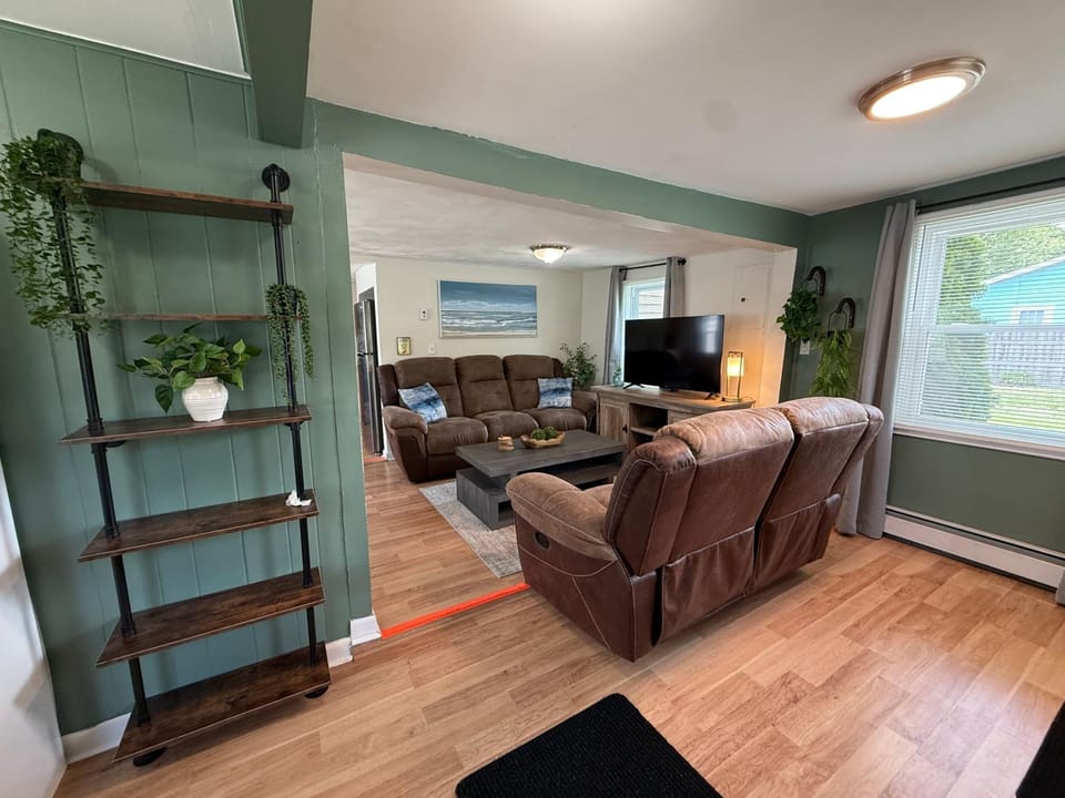 Oakland Beach Cottage - Sleeps up to 4 House in Warwick