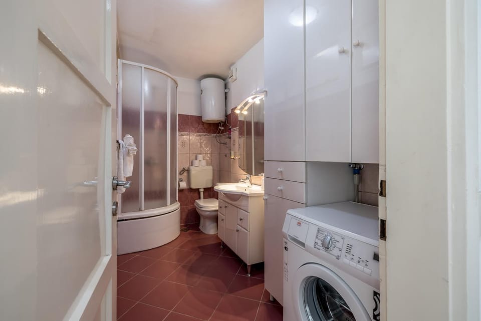 Toilet, Bathroom, towels, washing machine