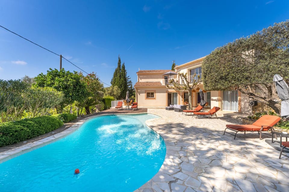 Property building, Patio, Spring, Day, Natural landscape, Garden, Garden view, Pool view, Swimming pool, sunbed