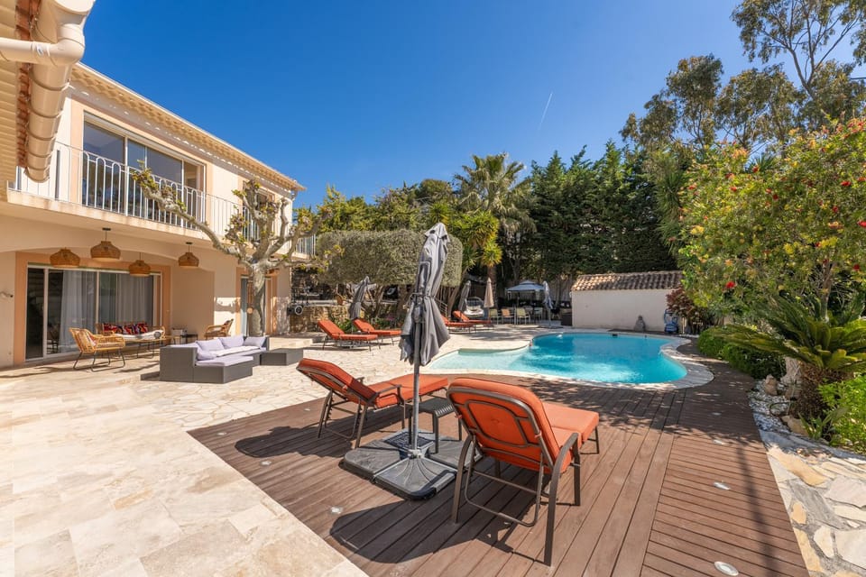 Property building, Patio, Spring, Day, Natural landscape, Garden, Garden view, Pool view, Swimming pool, sunbed