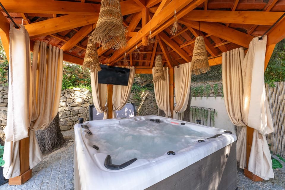 Communal lounge/ TV room, Natural landscape, Hot Tub, TV and multimedia, Evening entertainment