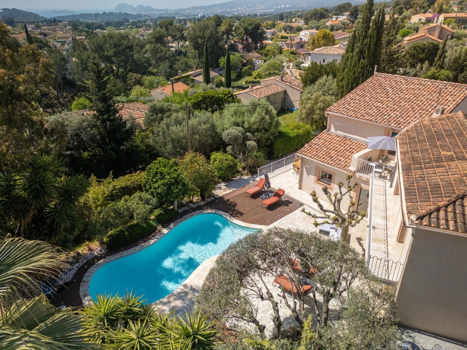 Property building, Day, Natural landscape, Bird's eye view, Mountain view, Pool view, Swimming pool, sunbed