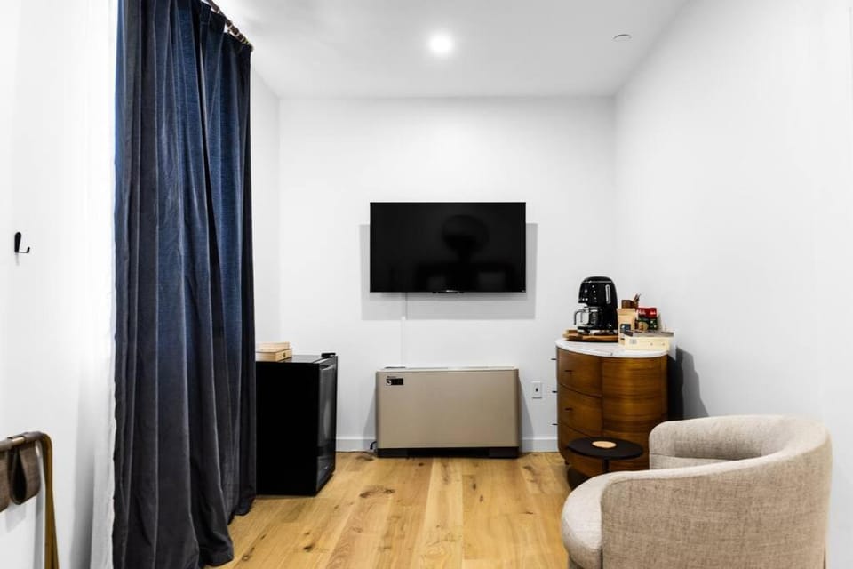 West Market Square, Coffee Shop, Fast Wifi, Downtown Room # 103 Apartment in Bangor