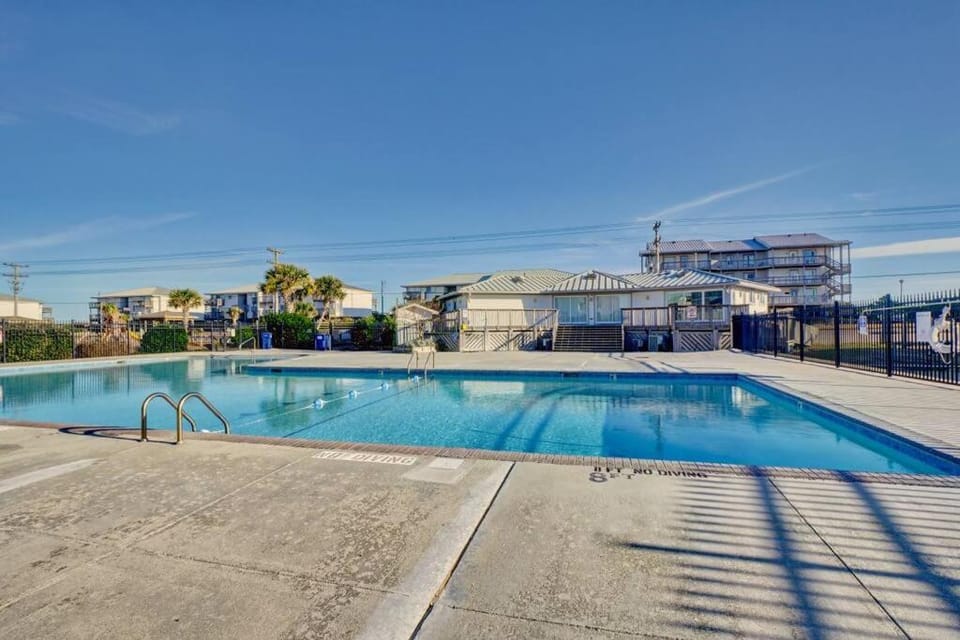 Waterfront*Steps to beach*Boat Launch*Kayaks*Pools House in Topsail Beach