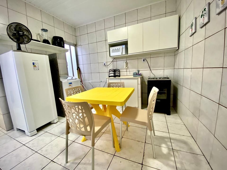 Kitchen or kitchenette, Dining area, minibar, oven, pet friendly, stove