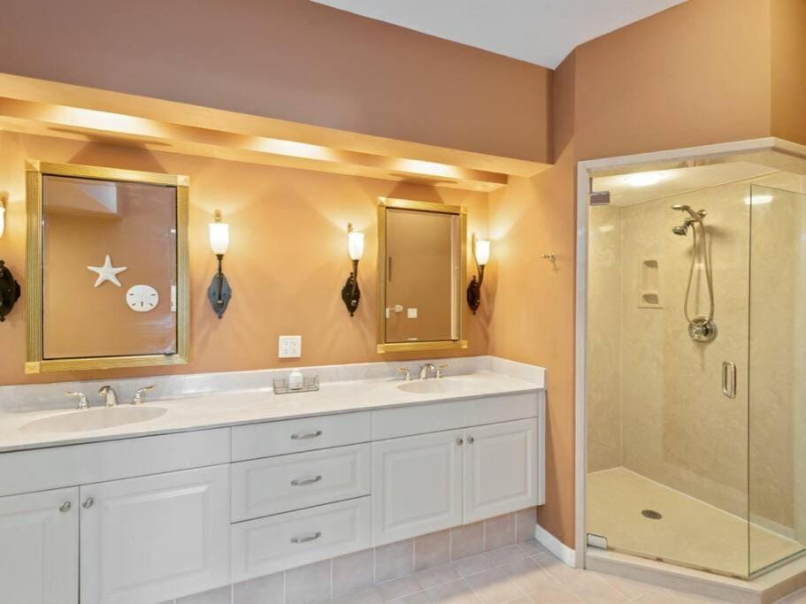 ELEVATED 106 - Spacious 3 Bedroom Waterside Pool Home House in Marco Island