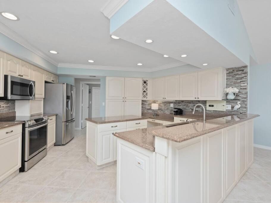 ELEVATED 106 - Spacious 3 Bedroom Waterside Pool Home House in Marco Island