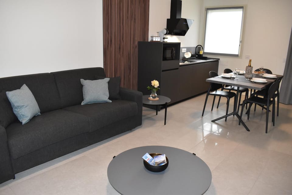 Coffee/tea facilities, Kitchen or kitchenette, Living room, toaster