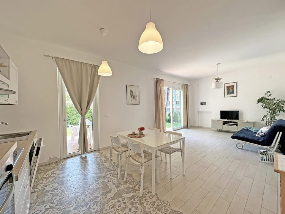 TV and multimedia, Living room, Seating area, Dining area