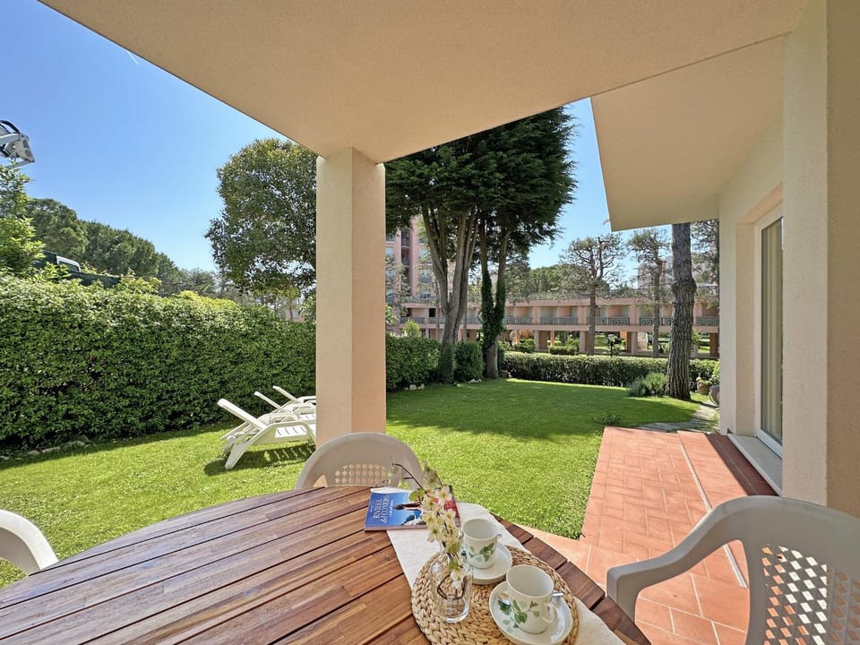 Patio, Spring, Day, Garden, Living room, Dining area, Garden view