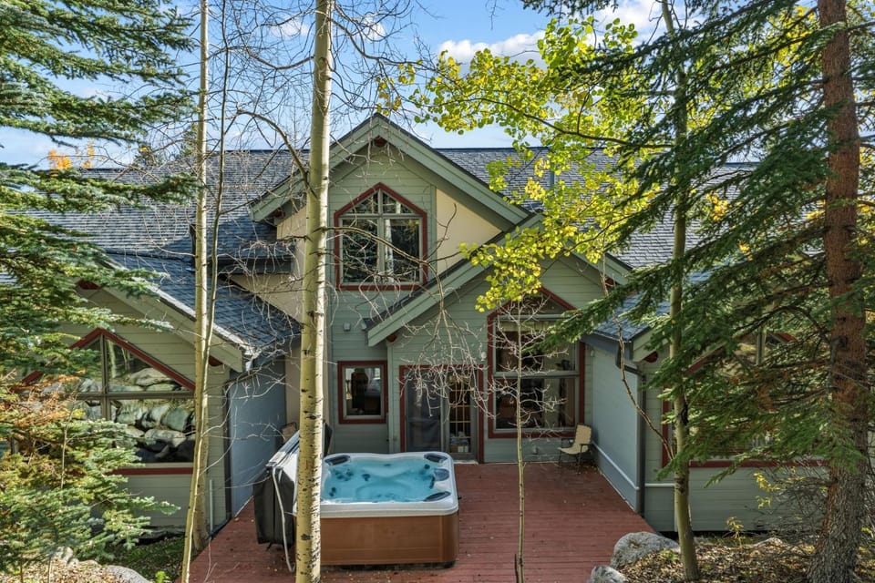Property building, Day, Natural landscape, Garden, Hot Tub