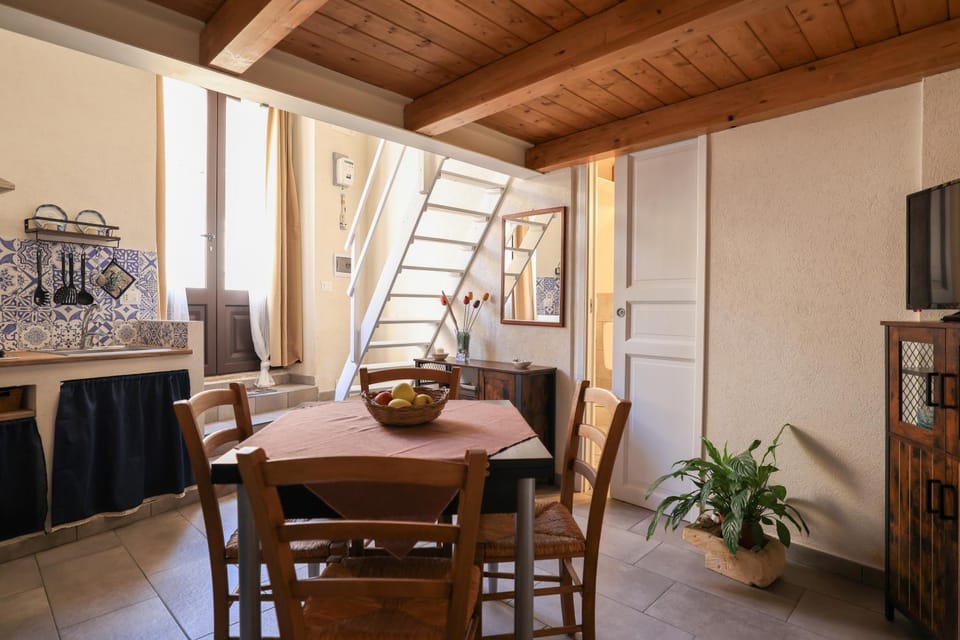 Dining area, kitchen
