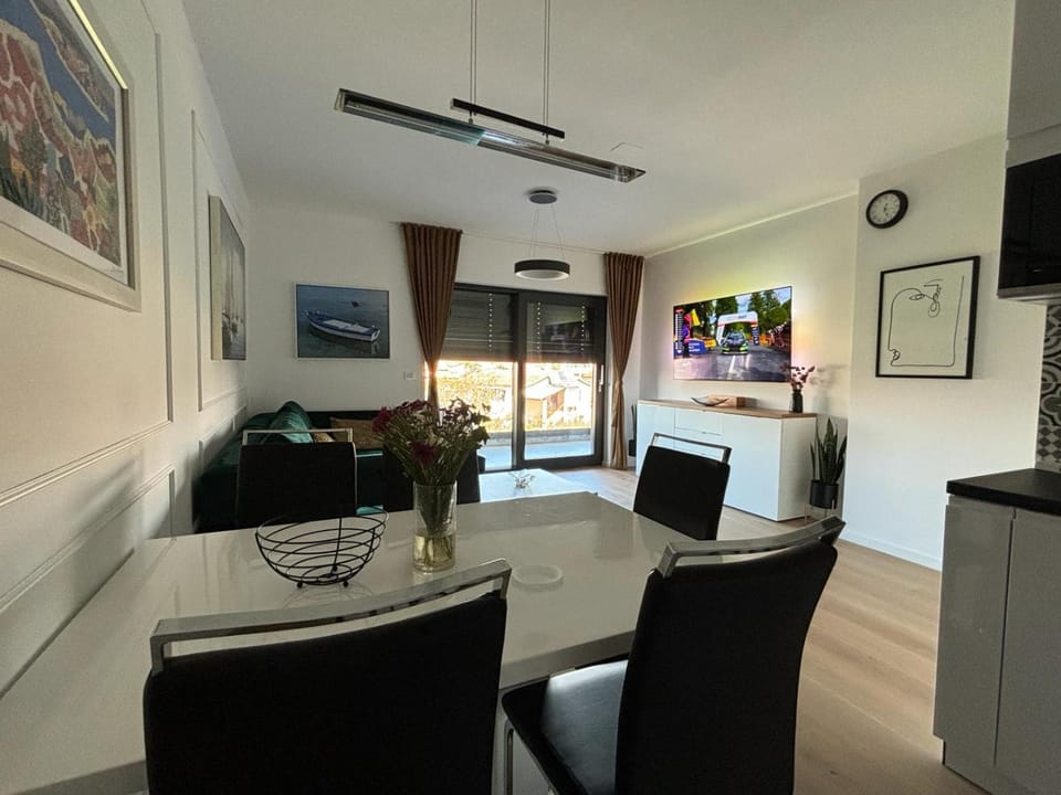 TV and multimedia, Kitchen or kitchenette, Living room, Seating area, Dining area