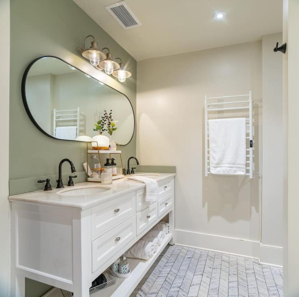 Designer Penthouse with Rooftop Deck Near Downtown and Lookout Mtn Apartment in Chattanooga