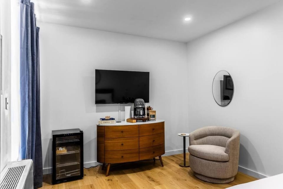 Historic Hotel, King Bed, Fast WiFi, Room # 104 Apartment in Bangor