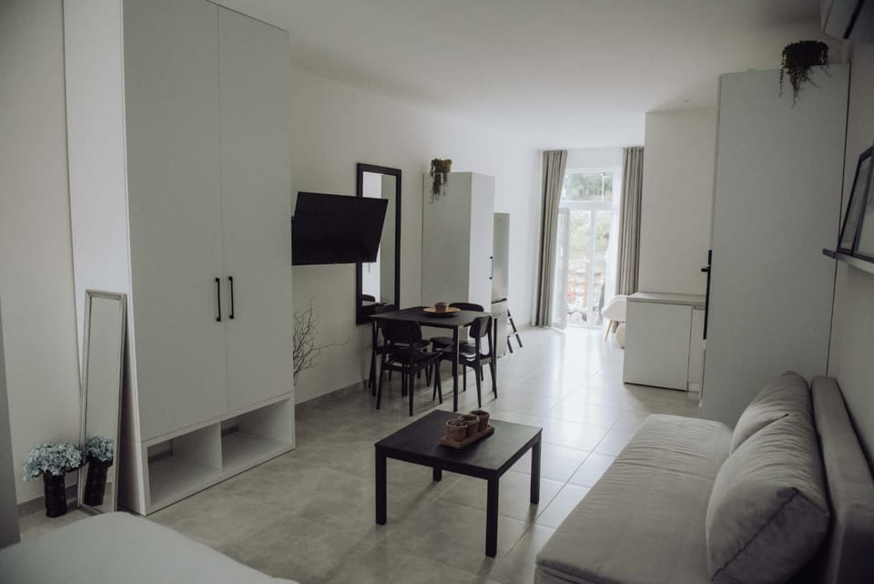 TV and multimedia, Kitchen or kitchenette, Living room, Dining area