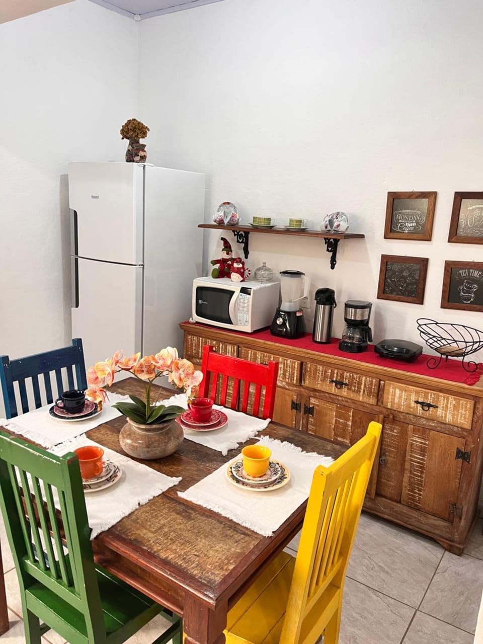 Coffee/tea facilities, Kitchen or kitchenette, Dining area, minibar, oven, stove