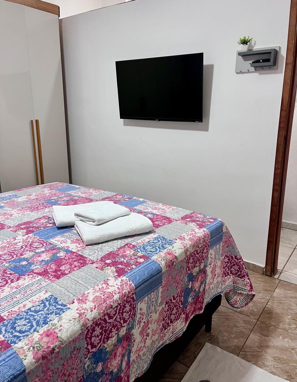 Bed, TV and multimedia, Photo of the whole room, Bedroom, towels