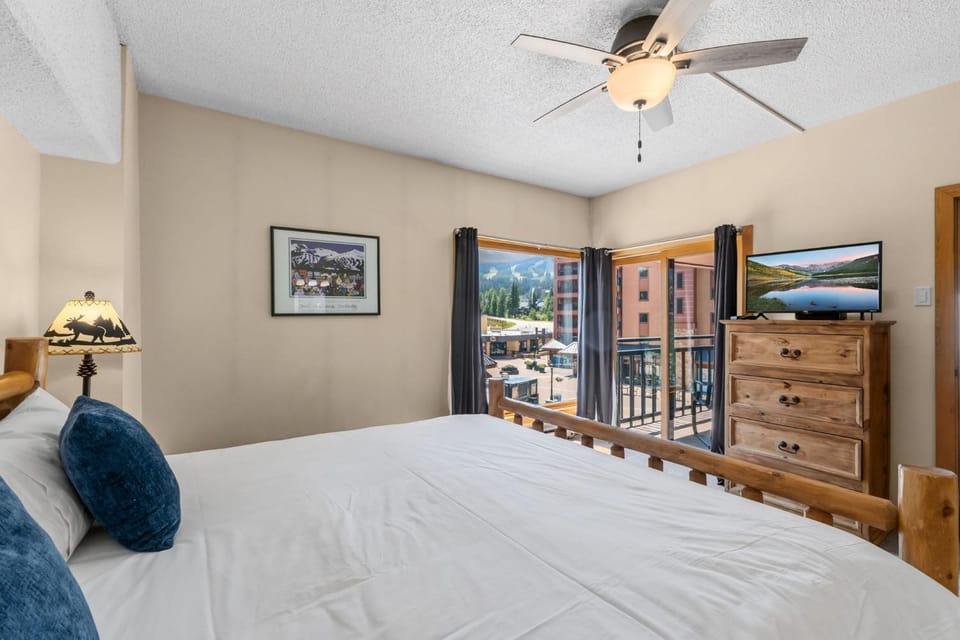Bed, TV and multimedia, Balcony/Terrace, Bedroom, Mountain view, furniture, towels