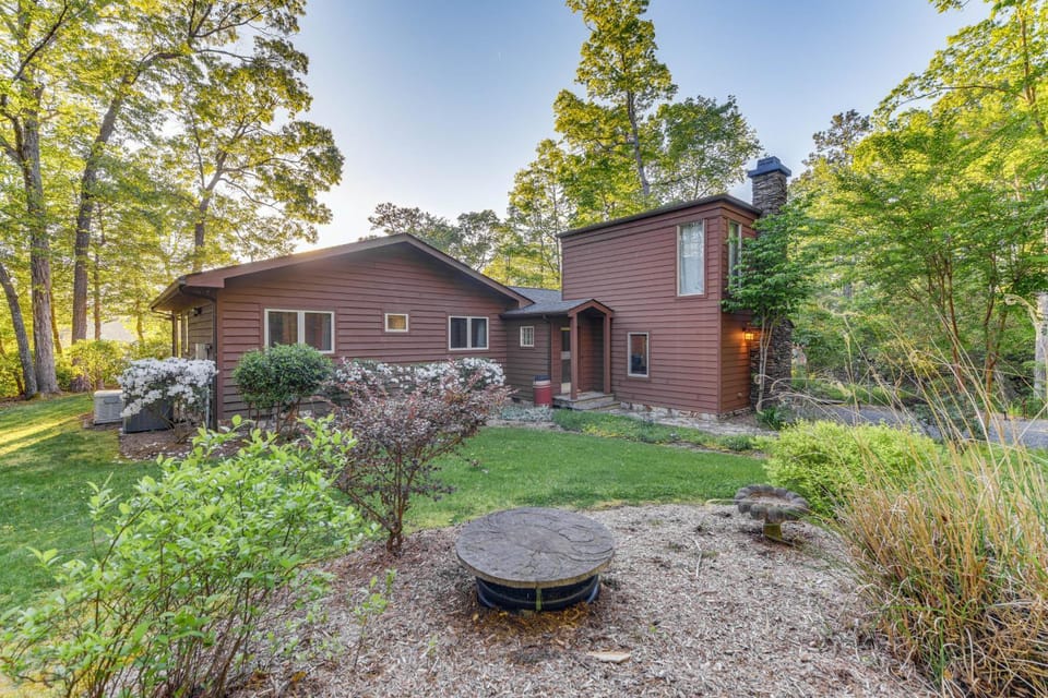 Waterfront Lancaster Cabin ~ 10 Mi to Kilmarnock! Cabin in Virginia
