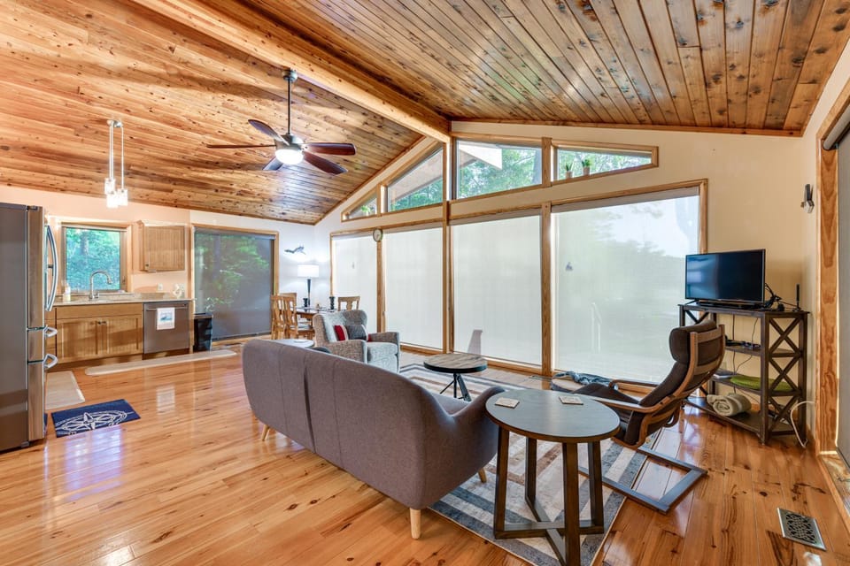 Waterfront Lancaster Cabin ~ 10 Mi to Kilmarnock! Cabin in Virginia