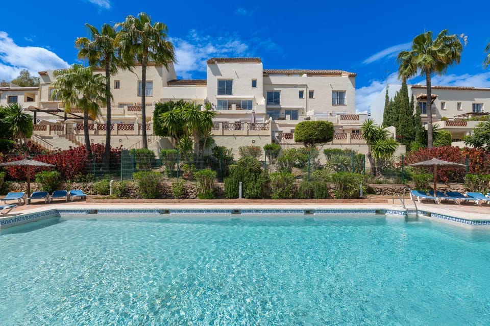 Property building, Garden, Swimming pool