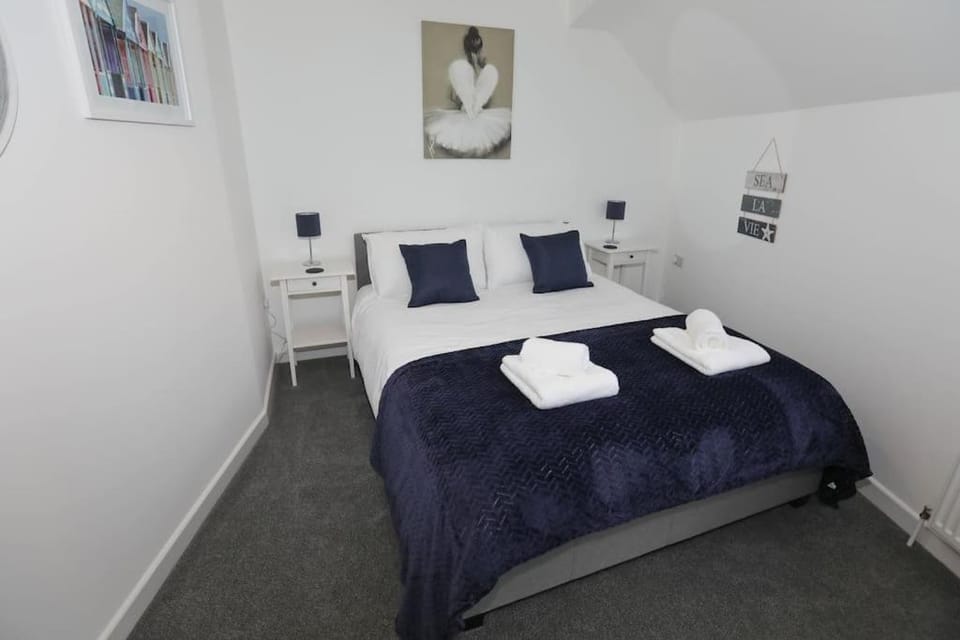Exmouth - Apartment 1, Strand House - Modern 2 Bedroom Apartment, Perfect Location For Access To Beach & Town Centre - Sleeps 4 Guests - NO PARKING - Hosted by RENTMYHOUSE Apartment in Exmouth