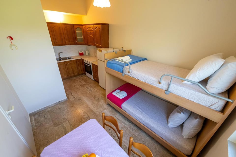 Bed, Kitchen or kitchenette, Dining area