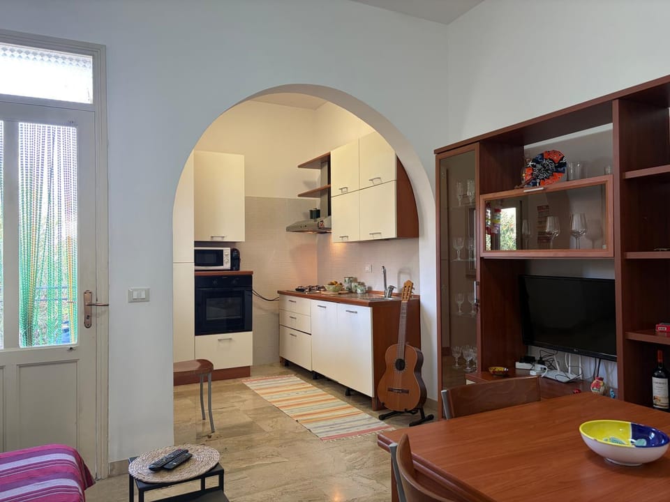 TV and multimedia, Kitchen or kitchenette, Dining area, oven, stove