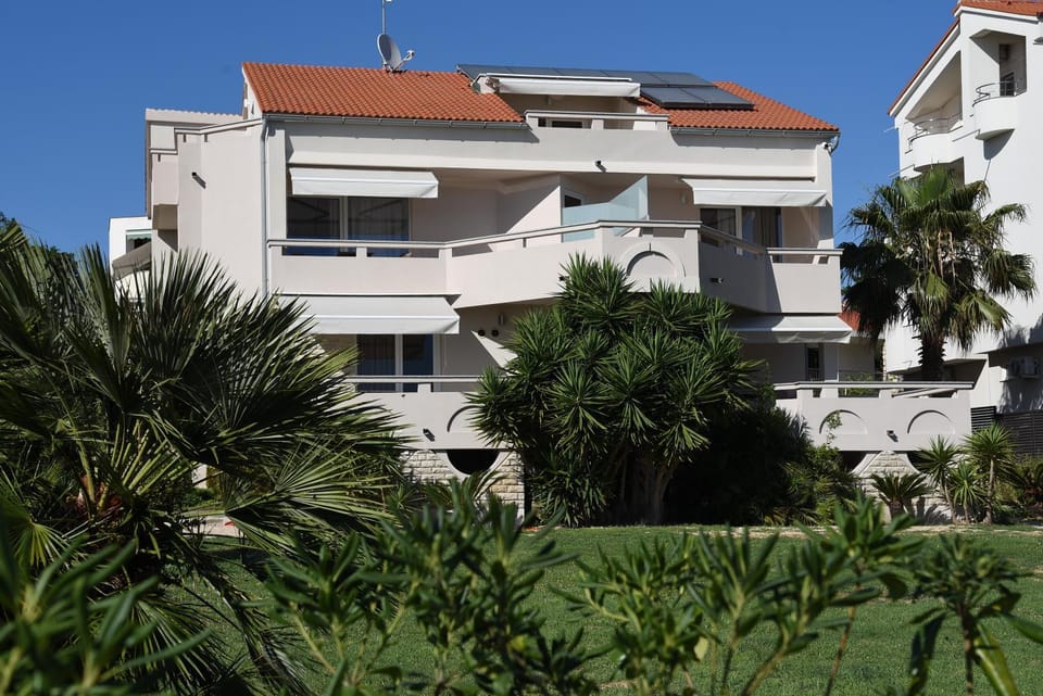 Property building, Day, Garden, Garden view