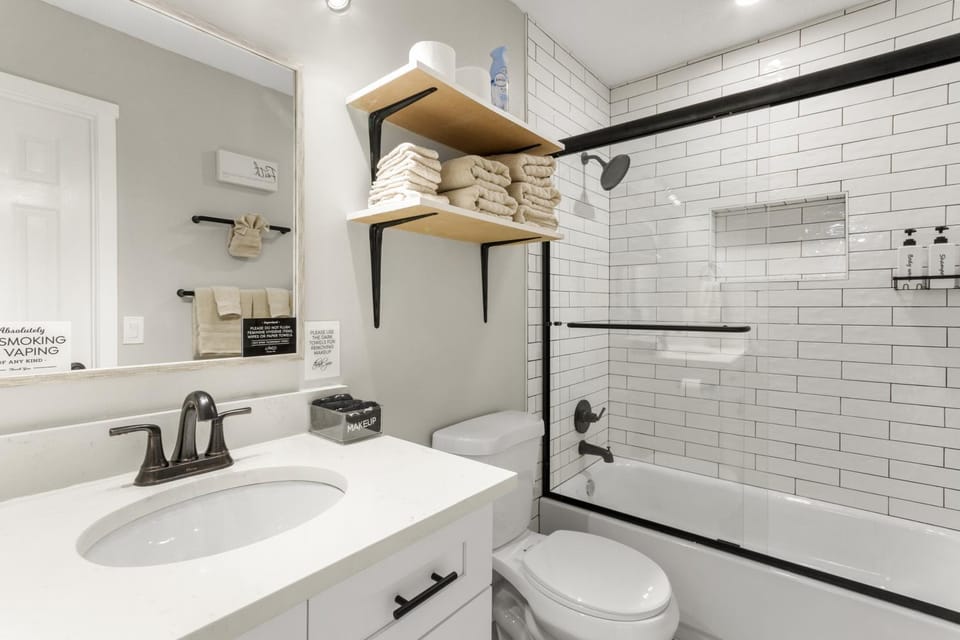Toilet, Bathroom, Decorative detail, Bath, towels